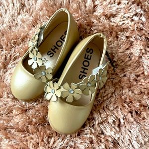 (4 for 20) Toddler dress shoes in tan, like new. Size 21 (5) 12–18 months